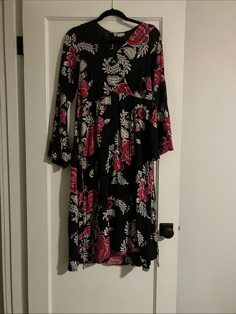 Billabong Black Floral V-Neck Long Sleeve Midi Dress - Pink & White Floral